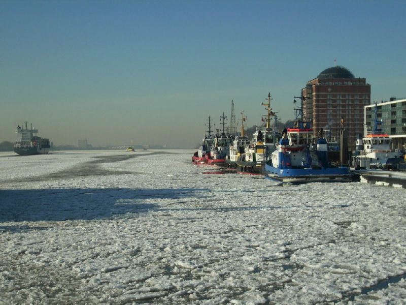 Schlepper im Eis vor Neumuehlen - Winterbilder Hamburg