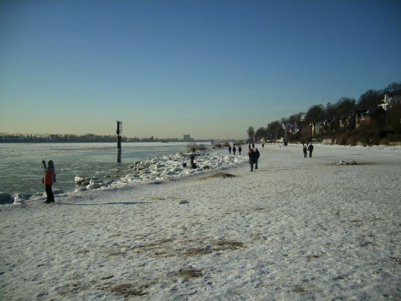 Am Strand von Neumuehlen, im Hintergrund Hochhaus von Airbus - Winterbilder Hamburg