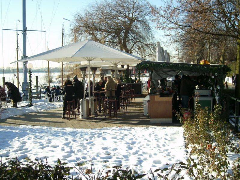 Hamburg Winter Strandleben bei eiskaltem Wetter - Winterbilder Hamburg