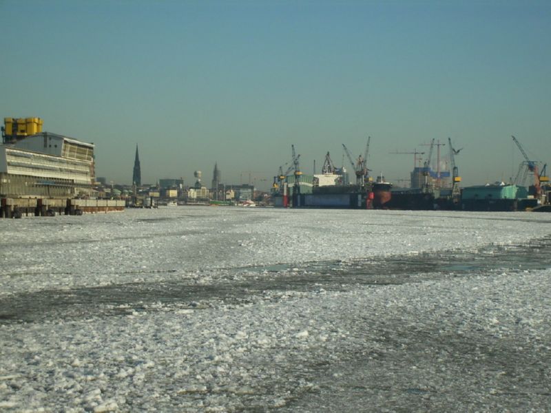 Hamburger Hafen im Winter auf der Elbe - Winterbilder Hamburg