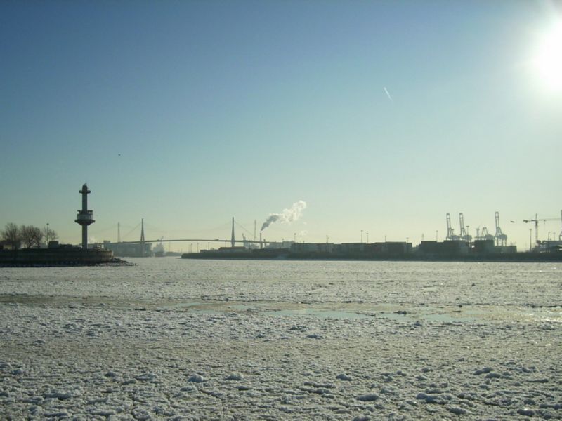 Hamburg im Winter Blick auf die Koehlbrandbruecke - Winterbilder Hamburg