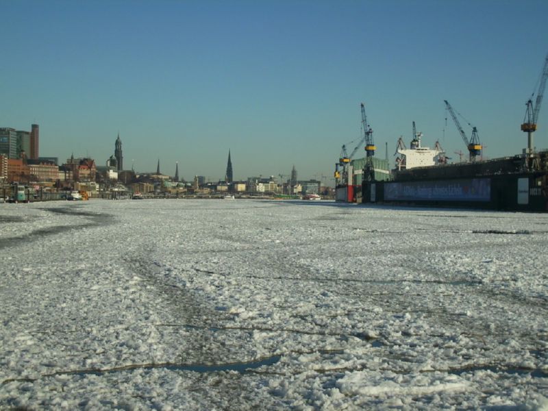 Hamburg Blick Richtung Landungsbruecken - Winterbilder Hamburg