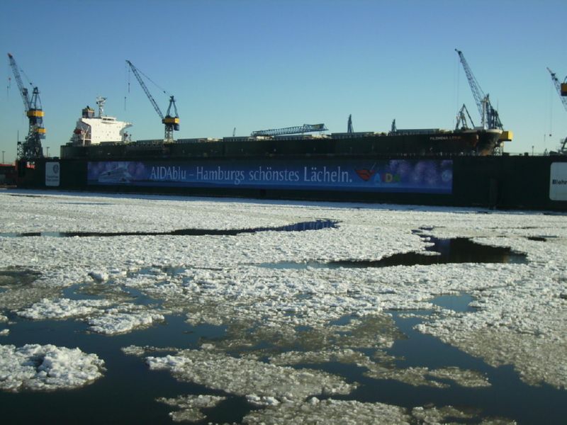 Hamburg Hinweis am Dock von Blohm und Voss auf die AIDAblu - Winterbilder Hamburg