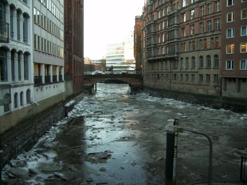 Vereistes Fleet nahe der Boerse - Winterbilder Hamburg