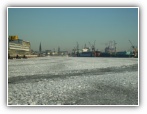 Hamburger Hafen im Winter auf der Elbe