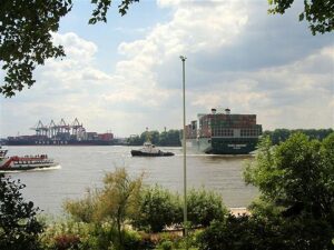 Containerschiff „Ever Unicorn“ auf der Elbe