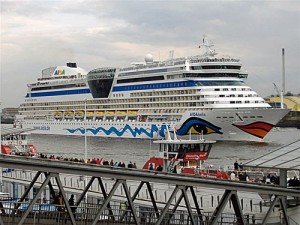 Hamburger Hafen – AIDAbella besucht Hamburg