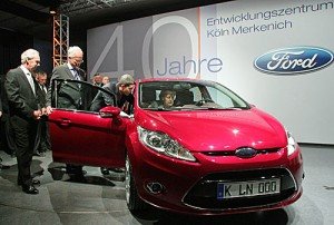 Angela Merkel im Ford Fiesta – Auto Bilder