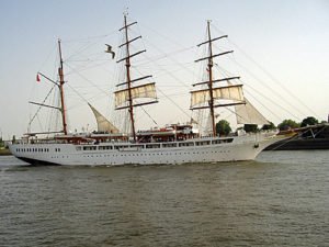 Hamburg – Die Sea Cloud 2 bei den Landungsbruecken