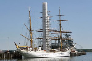 Verhuellte Gorch Fock an der Kieler Foerde