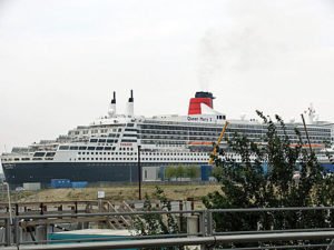 Queen Mary 2 in Hamburg