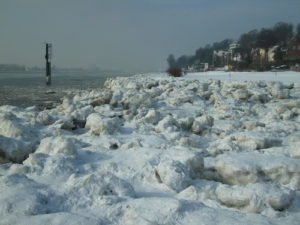 Packeis am Strand von Neumuehlen